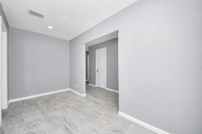Building Photo - 5103 Karu Dr
