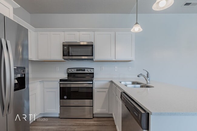 Building Photo - Bright Top-Floor Condo with Stunning Views...