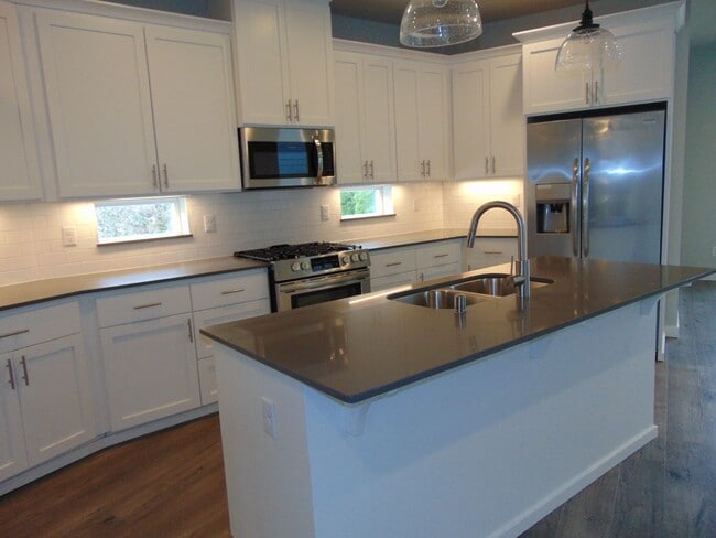Building Photo - Beautiful 4 Bedroom Contemporary Luxury Ho...