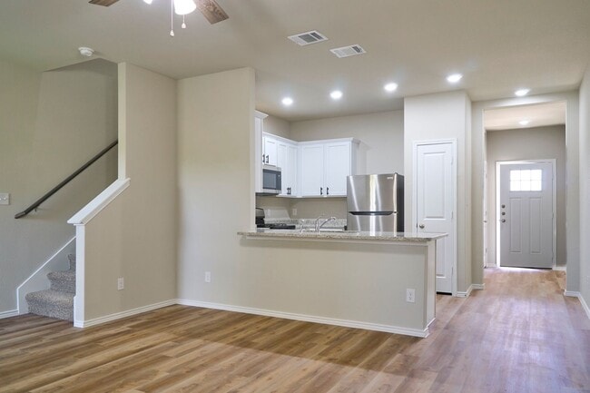 Building Photo - Hunters Ranch Beauty! 3 Bedrooms 2 1/2 Bath Townhome