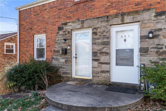 Building Photo - 494 Serpentine Dr