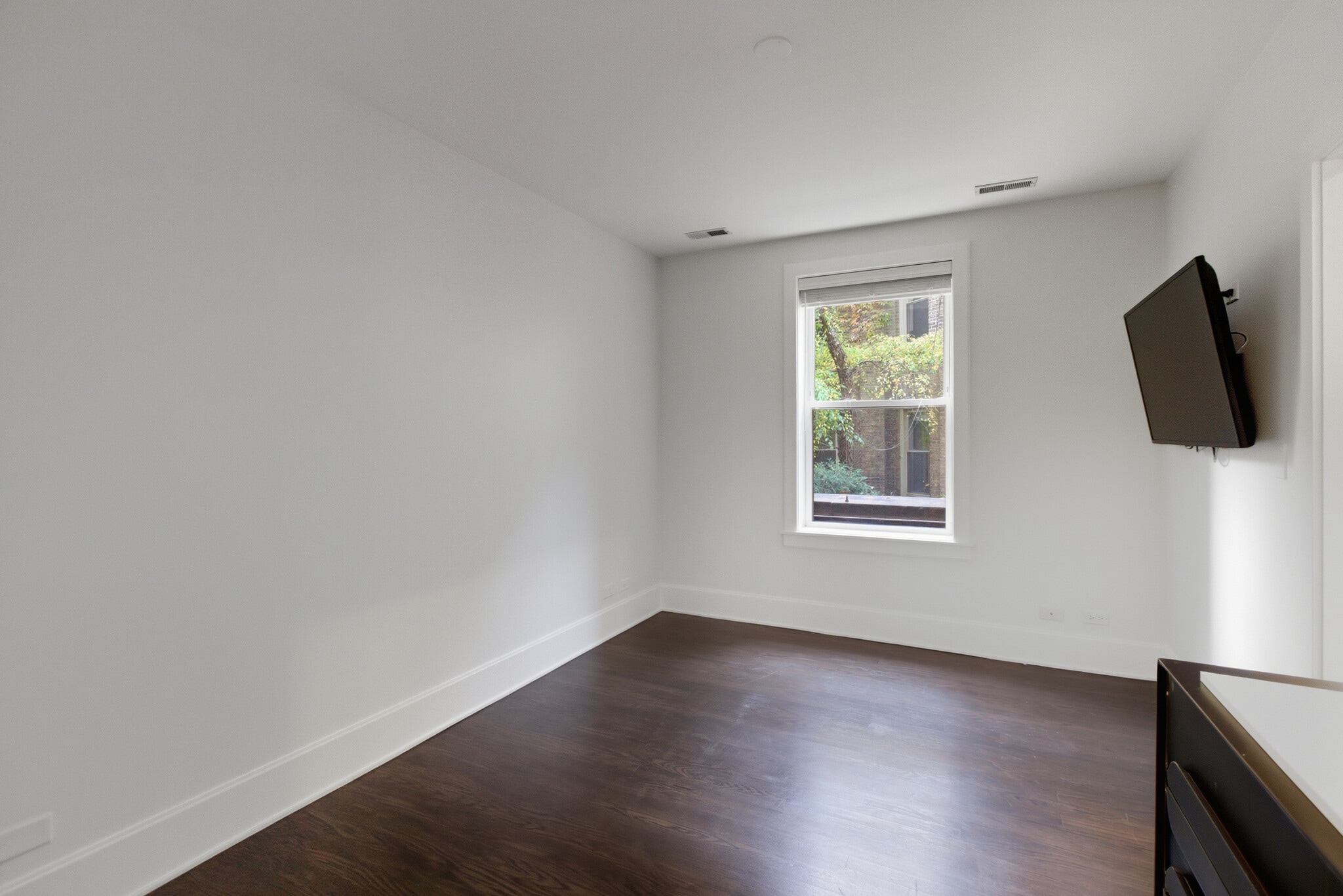 Building Photo - 643 W Roscoe St