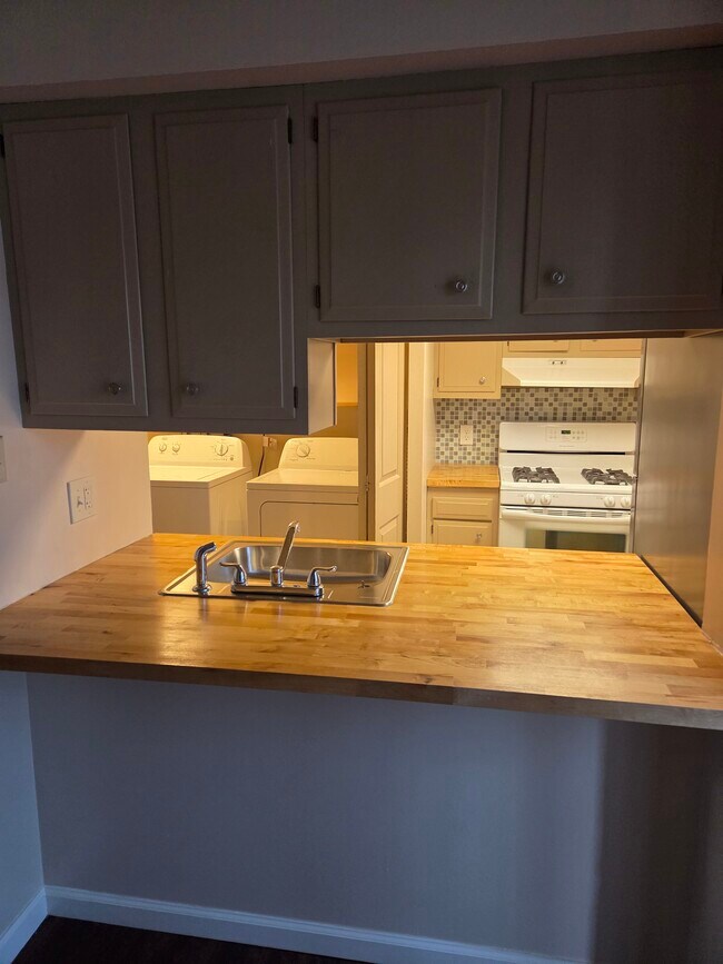 Building Photo - 524 Mercer Rd