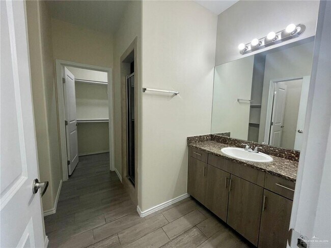 Building Photo - 5106 N Hiawatha Dr