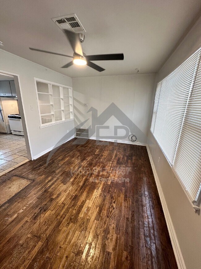 Building Photo - 216 W 4th St