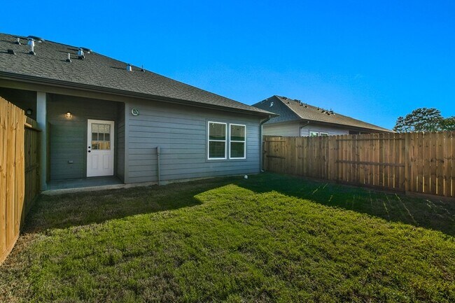 Building Photo - 24029 Wildwood Rd