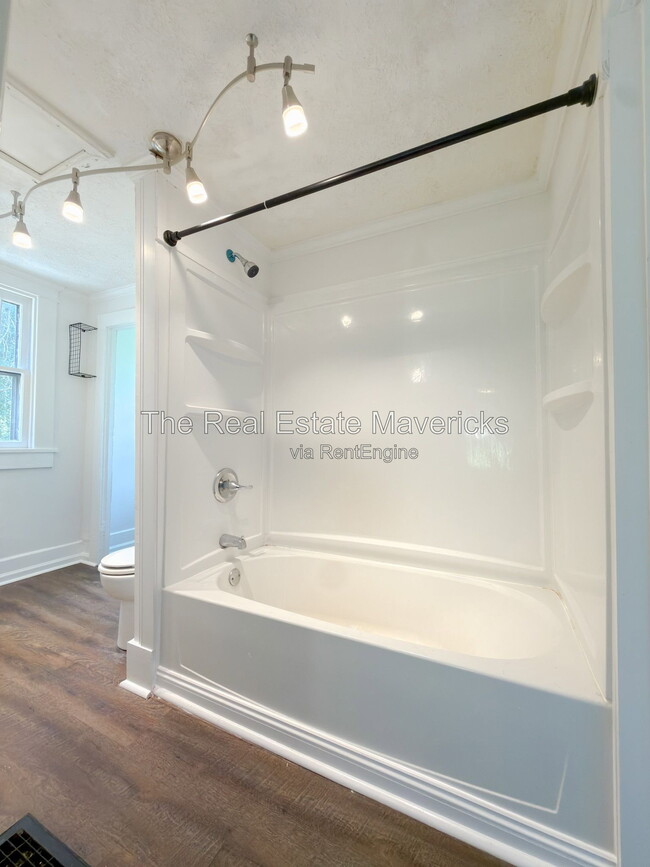 Building Photo - 404 N Seminole Dr