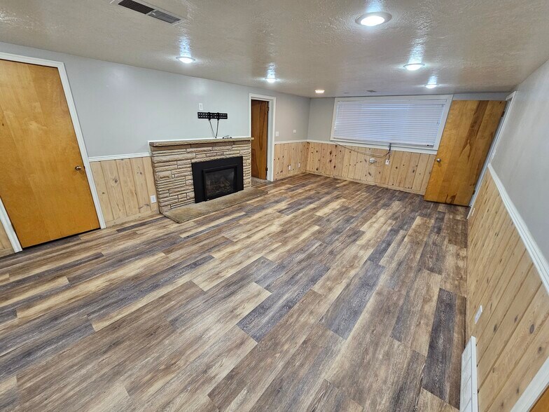 Building Photo - 4 E 1100 S