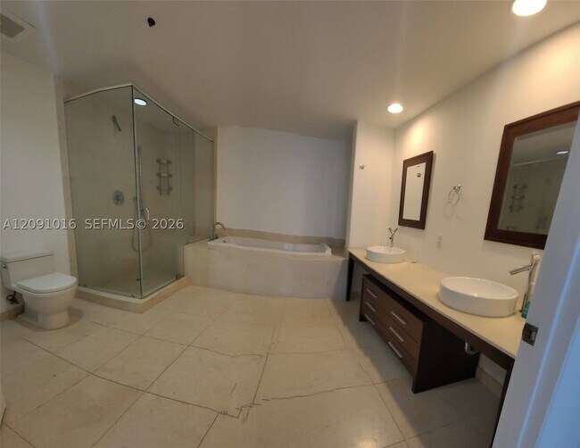 Building Photo - 475 Brickell Ave