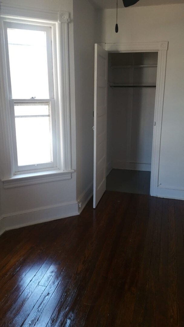 Building Photo - Large home for family!