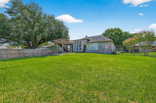 Building Photo - 319 Fantasy Ln