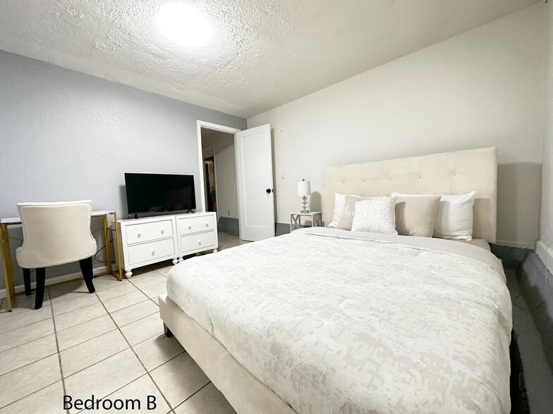 Room B - 5552 Fremont St