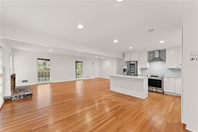 Building Photo - 4540 Club Valley Dr NE