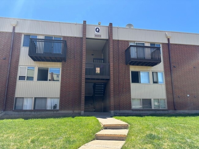 Building Photo - 1 bedroom, top floor condo!