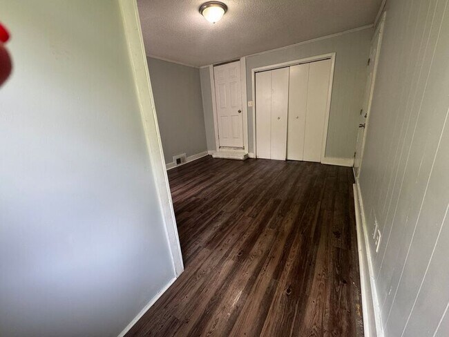 Building Photo - 918 9th Ave SE