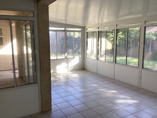 Building Photo - Large north Chico home available now