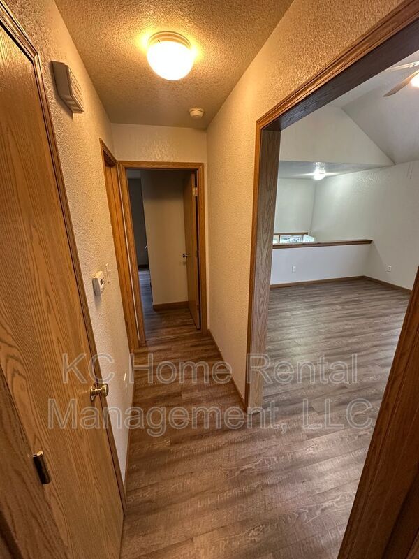 Building Photo - 709 SE Drew Ct