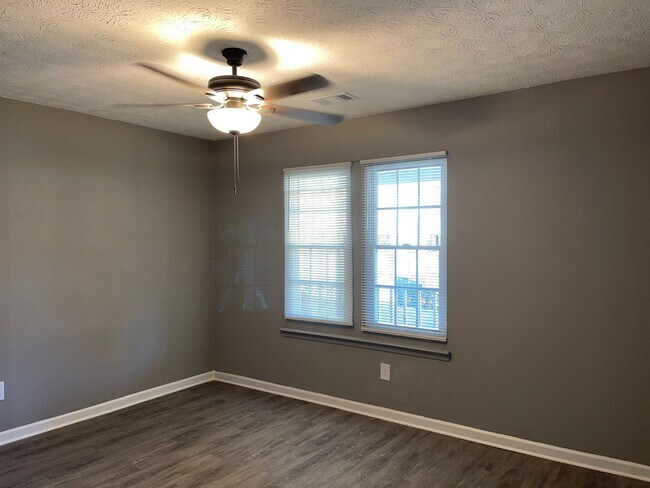 Building Photo - Totally Remodeled 2 Bed/1.5 Bath Ranch Style Duplex in a Quiet but Convenient Neighborhood!