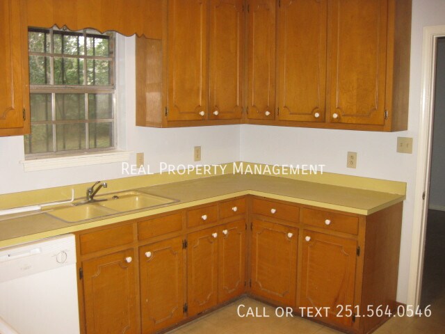 Building Photo - 1505 Deerwood Dr E