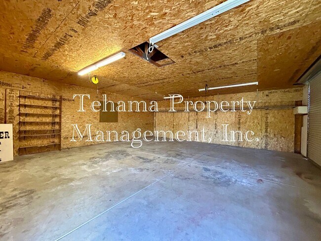 Building Photo - Executive 3 Bederoom 2 Bathroom home with in-ground pool and landscaping service included.