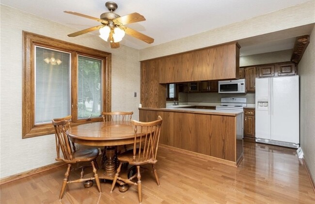 kitchen and dinning rooms - 810 NW School St