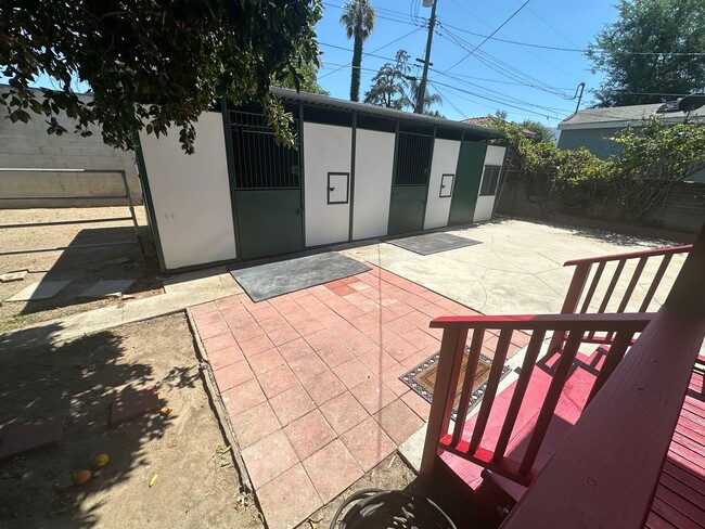 Building Photo - **Charming 3-Bedroom Home in Burbank Rancho**