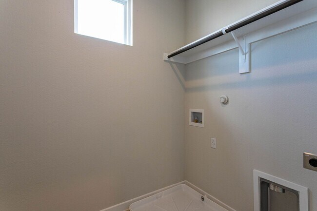 Building Photo - Beautiful 3 Bedroom, 3 Bathroom Home in Ro...