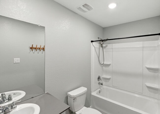 Building Photo - "Charming 3-Bed, 2-Bath Retreat in New Bra...