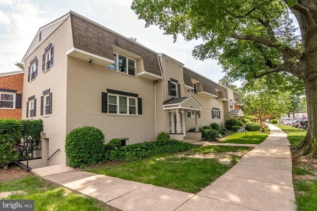 Building Photo - 6198 Greenwood Dr