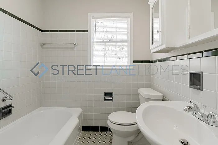 Building Photo - 831 Martinwood Rd