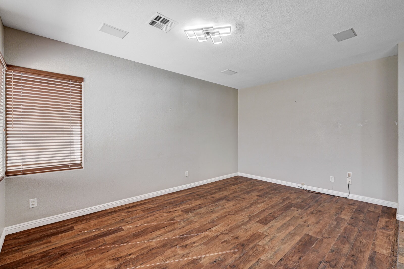 Building Photo - 8125 Chestnut Hollow Ave