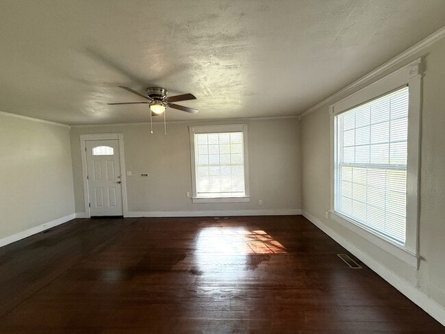 Building Photo - 524 Carter St SE