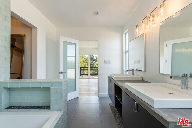 Building Photo - 3424 Primera Ave