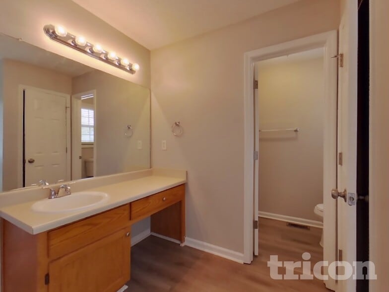 Building Photo - 228 S Red Oak Way