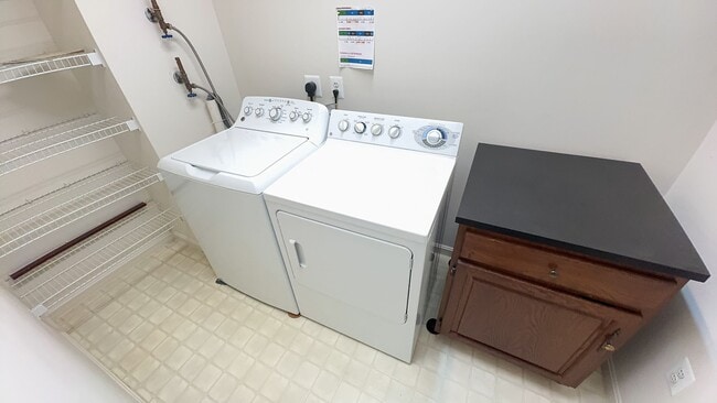 Building Photo - Sun-filled 2 Bed 2 Bath Condo With Sunroom...