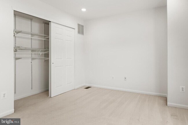 Building Photo - 156 E Country Club Dr