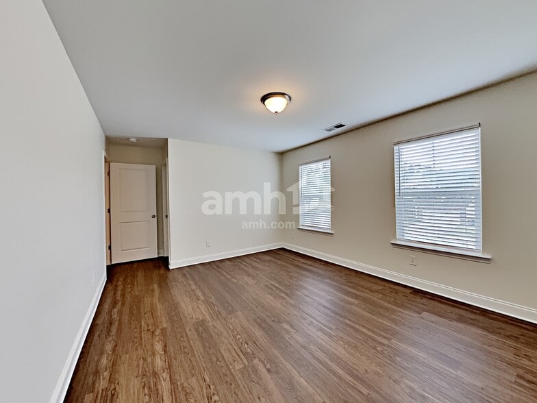 Building Photo - 3358 Okelly Dr
