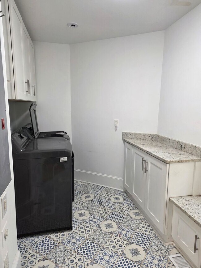 Building Photo - Private 4 bed 3 bath home located in Marietta on 4.5 acres