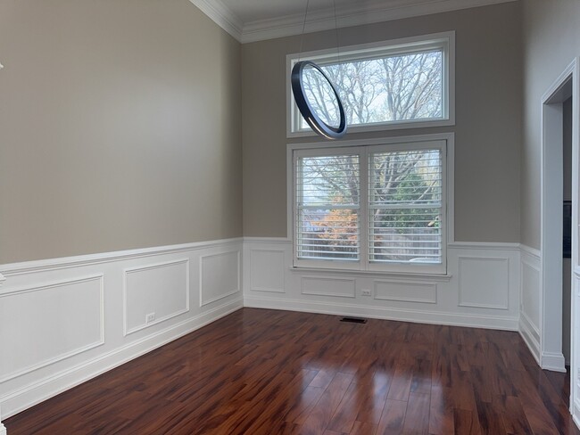 Building Photo - 552 Fairfax Ln