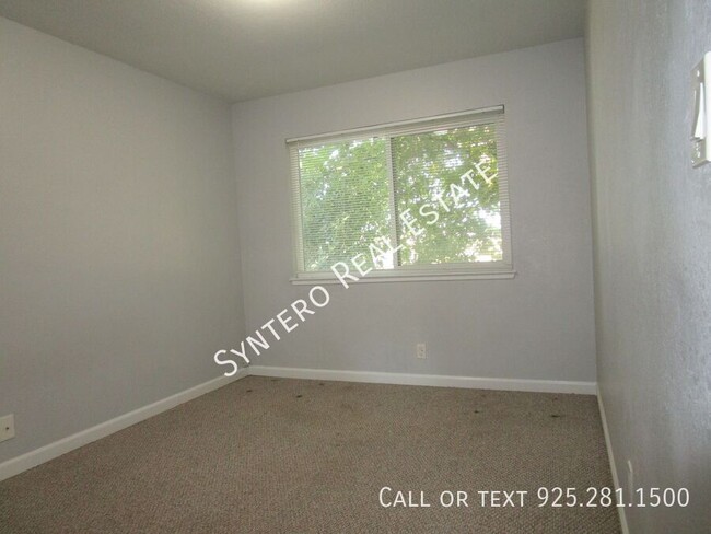 Building Photo - Upstairs 2 Bedroom/1 Bath Apartment with G...