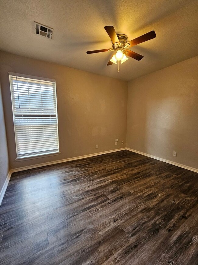 Building Photo - (3) Bed/(2) Bath Avail NOW! Storm Shelter!