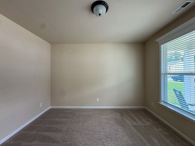 Building Photo - Stunning 5 Bed 4.5 Bath Fayetteville Home with Fenced Yard