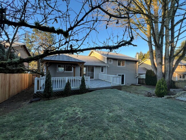 Building Photo - 3 Bedroom 2.5 Bath in Desirable Renton Fairwood Greens