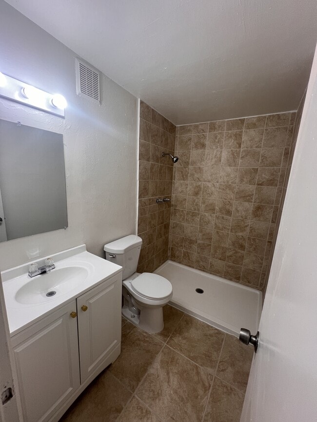 Building Photo - 6905 E Golf Links Cir