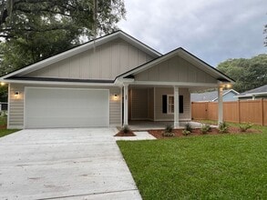 Building Photo - 3 Bed 2 Bath Home with Porches and Huge Ba...
