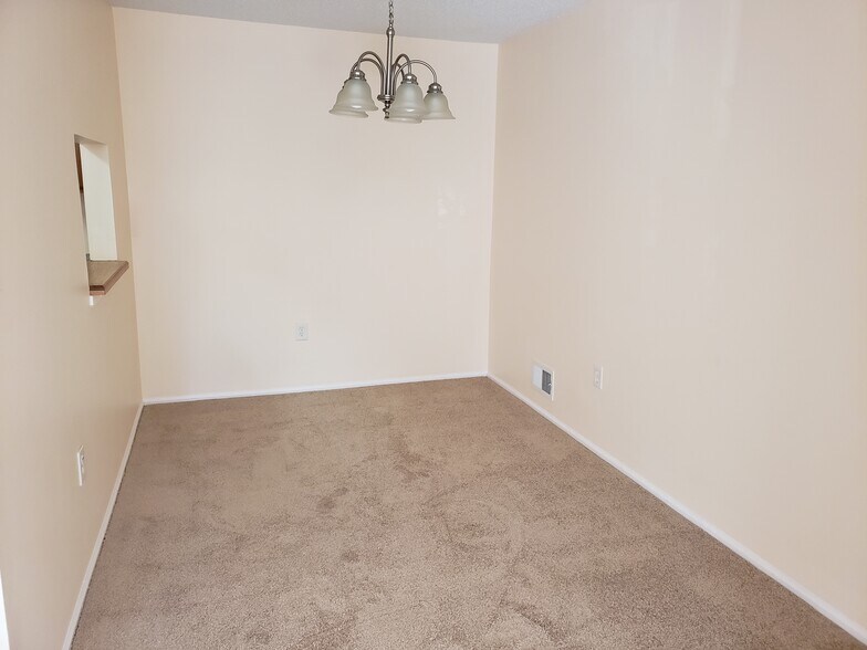 Building Photo - 8 Holly Ct