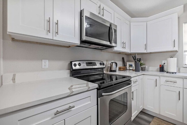 Building Photo - "Charming 3-Bed, 2-Bath Home in Tampa – Perfect Blend of Comfort and Convenience!"