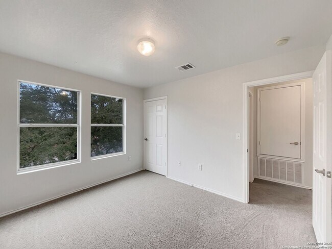 Building Photo - Charming 3 Bedroom 2 Bath home in Northeast Crossing.