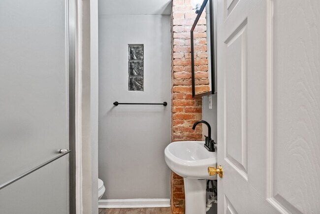 Building Photo - 3 Bedroom House in Southside - Off Street Parking and Central Air