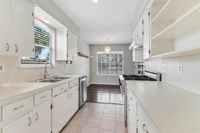 Building Photo - 3404 Plantation Rd